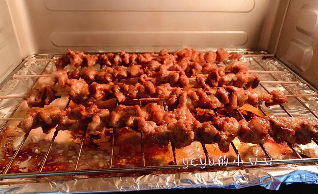 烤箱烤羊肉串，羊肉串色泽酱红，鲜香油亮，不腻不膻，外酥里嫩，肉质鲜美，别具风味。
