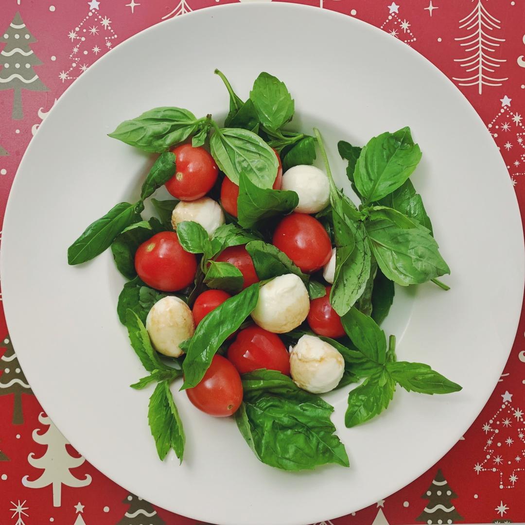 Mozzarella水牛芝士，番茄沙拉