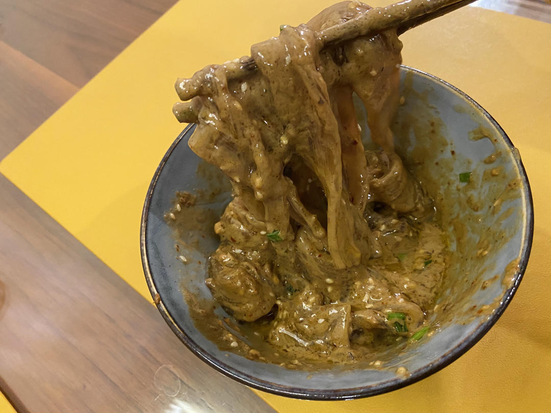 秒杀小夜市的麻酱流汁宽粉
