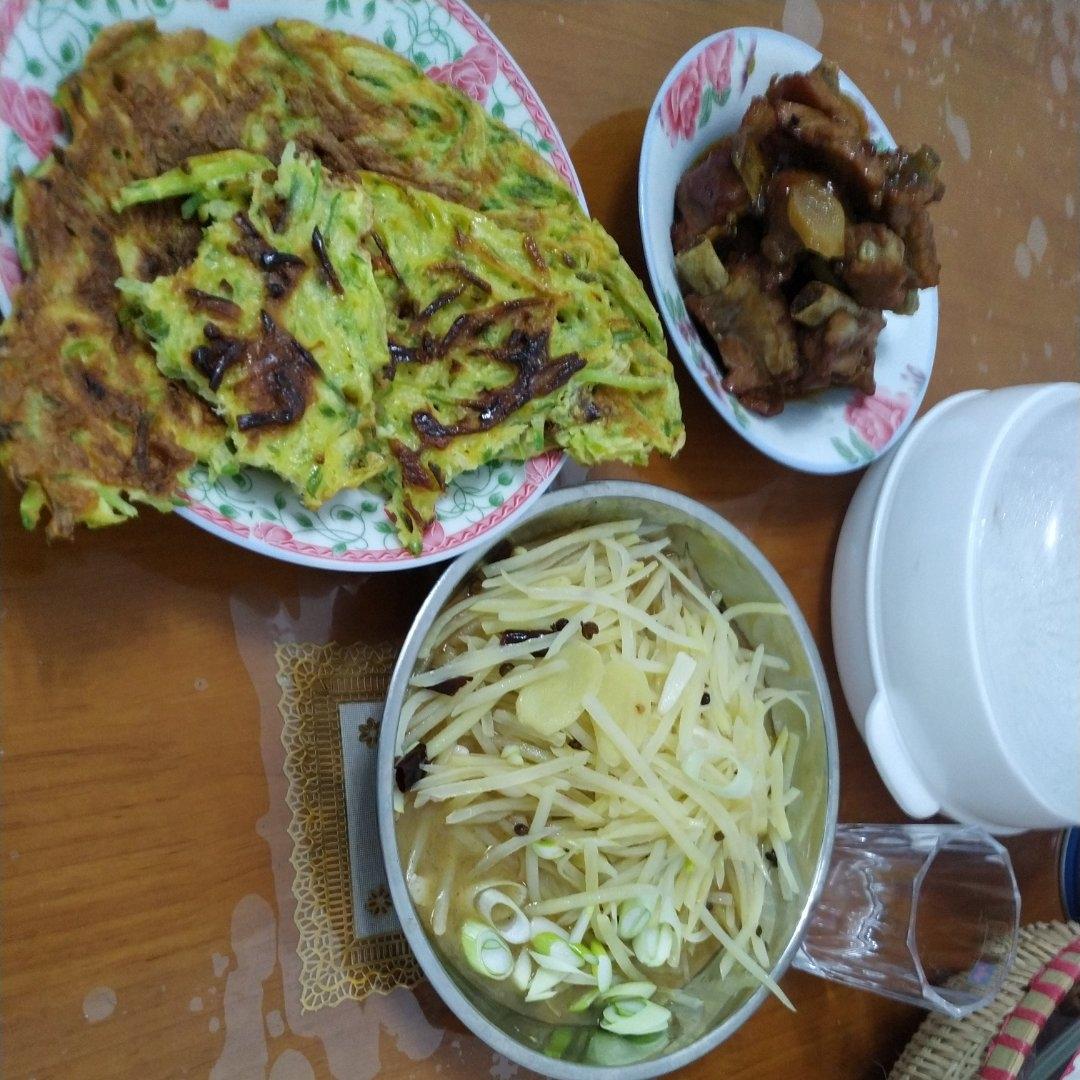 一家4口的晚餐
