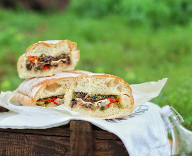 布鲁斯酱牛肉烤蔬菜野餐面包的做法