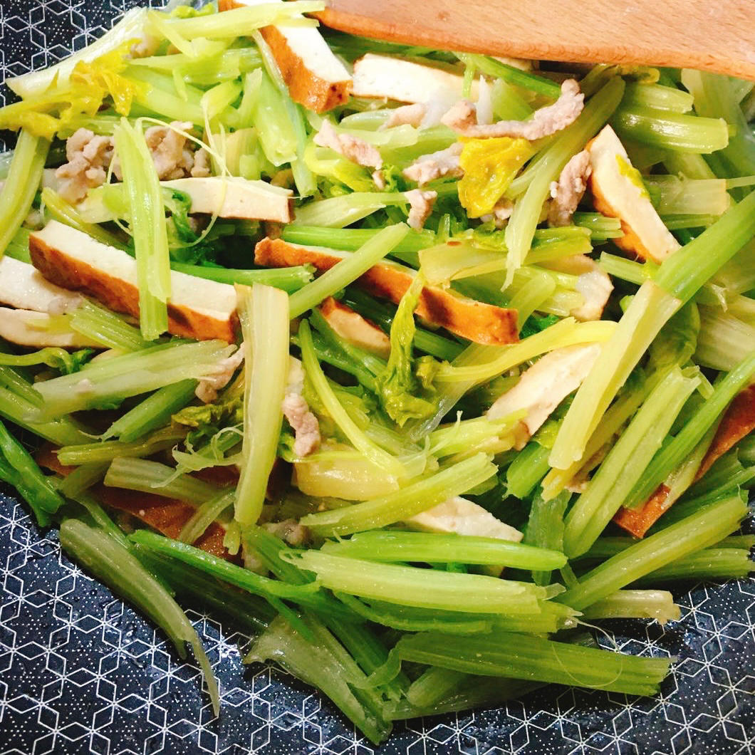 芹菜香干炒肉丝