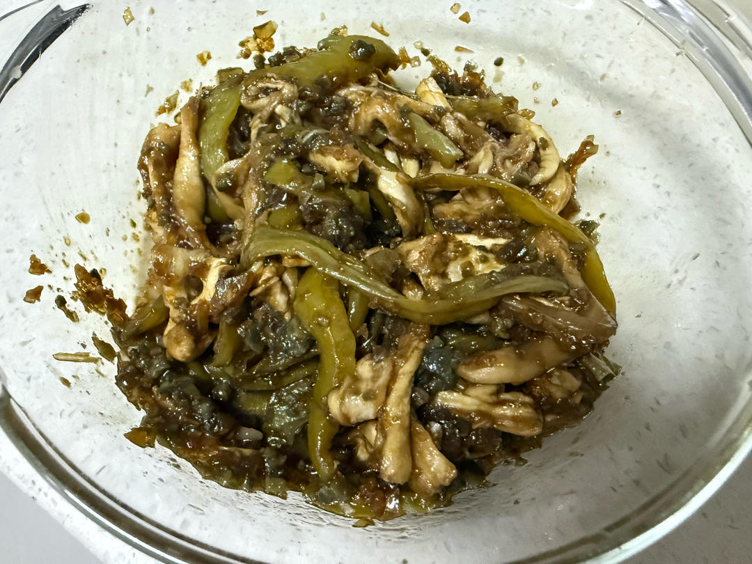 终极懒人版皮蛋茄子擂青椒