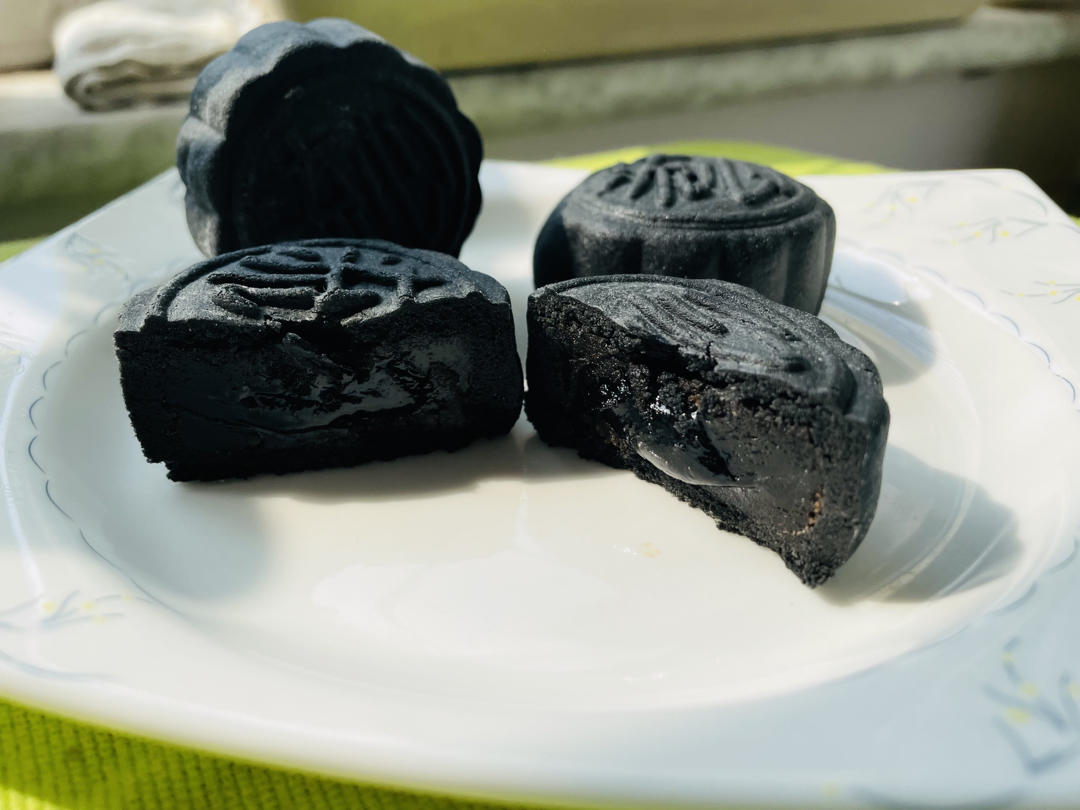 月饼系列：香满屋的黑芝麻流心月饼