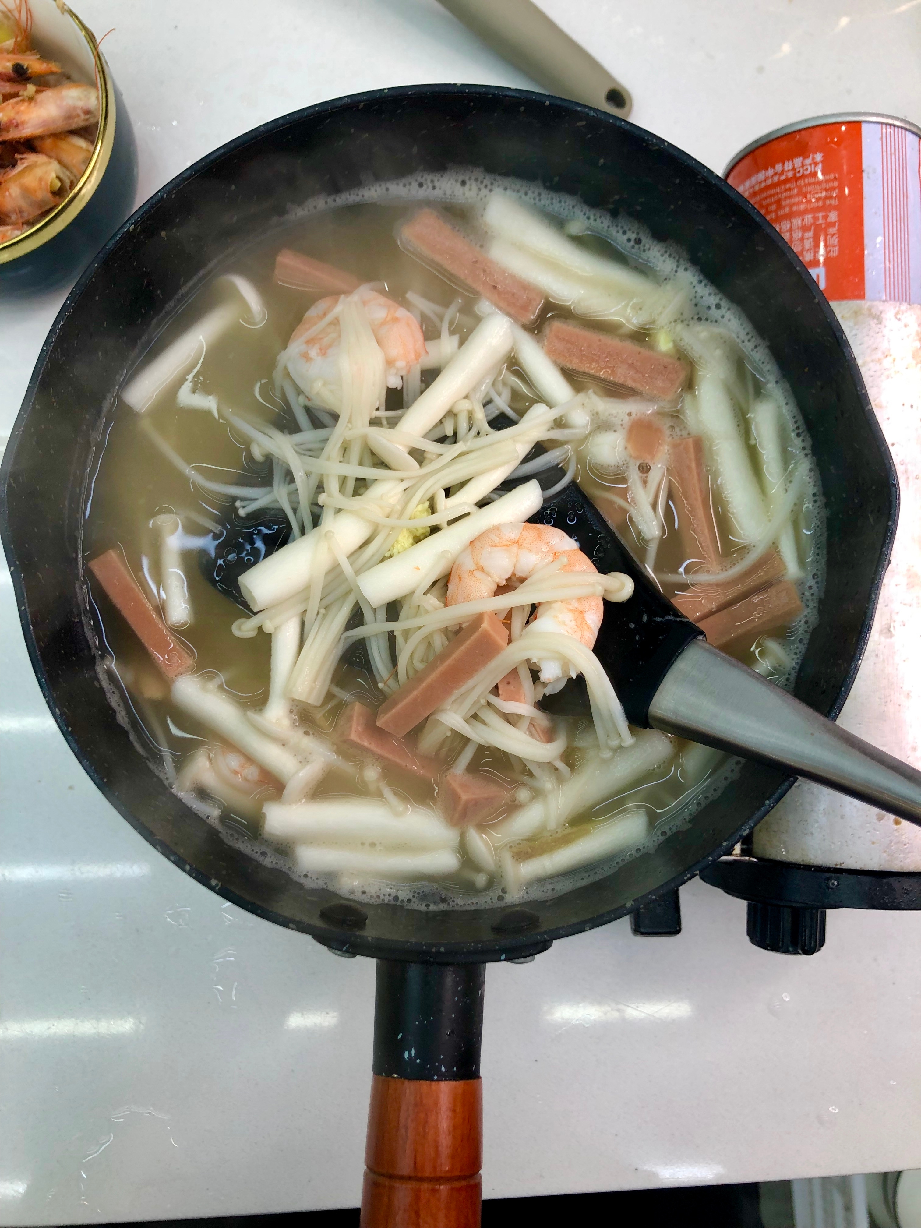 低脂不胖！几分钟搞定超鲜美的虾仁菌菇汤的做法 步骤7