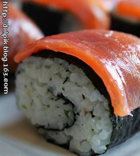 烟熏三文鱼饭团的做法