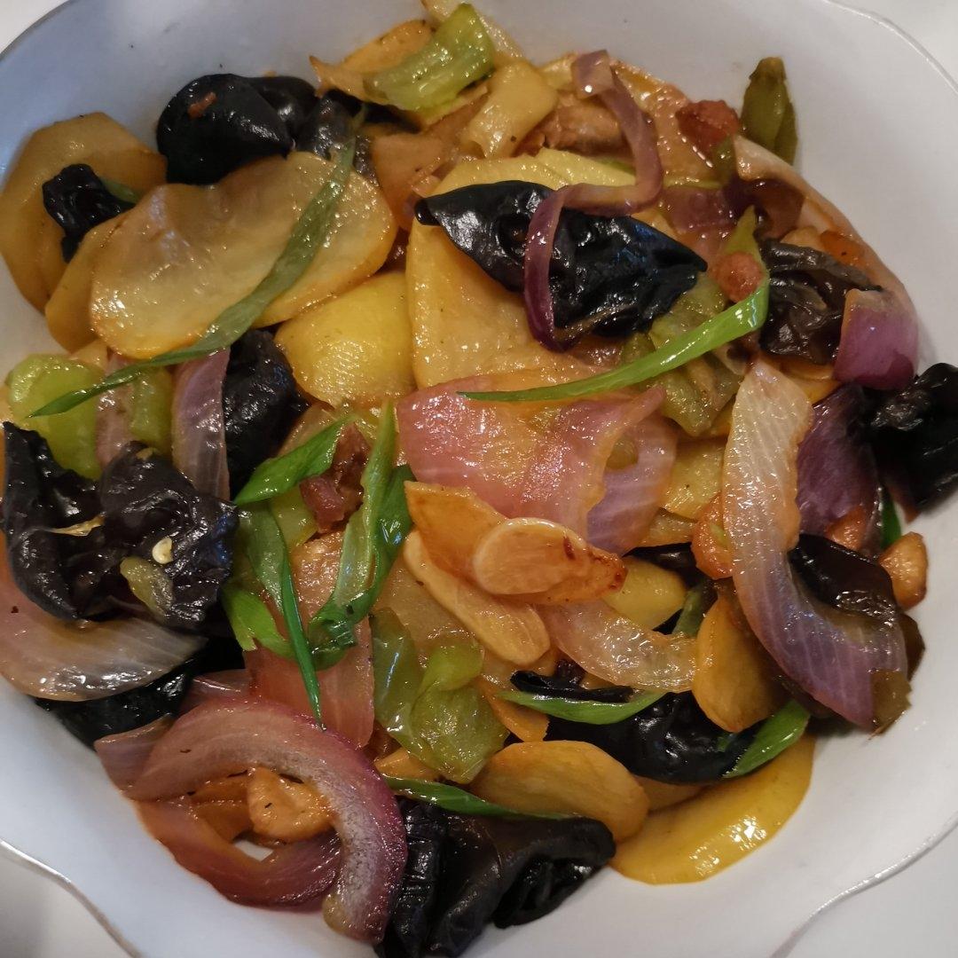 今天分享一款洋葱炒土豆片！好吃下饭，做法简单