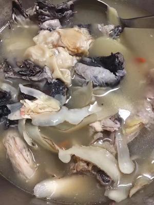 玉竹怀山煲花胶乌鸡汤：满满的胶原蛋白，美容养颜汤的做法 步骤3