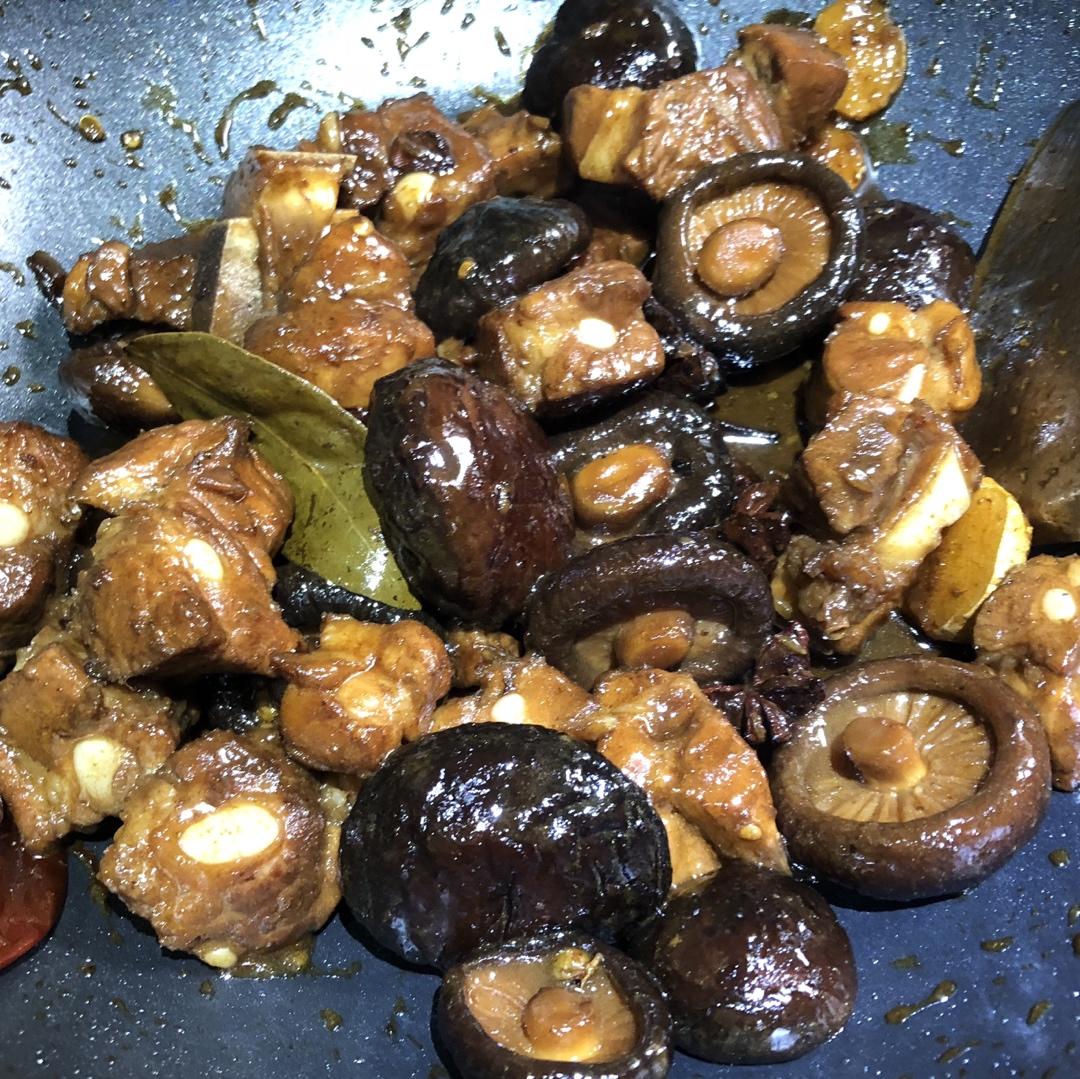 香菇比肉还好吃的红烧香菇排骨！