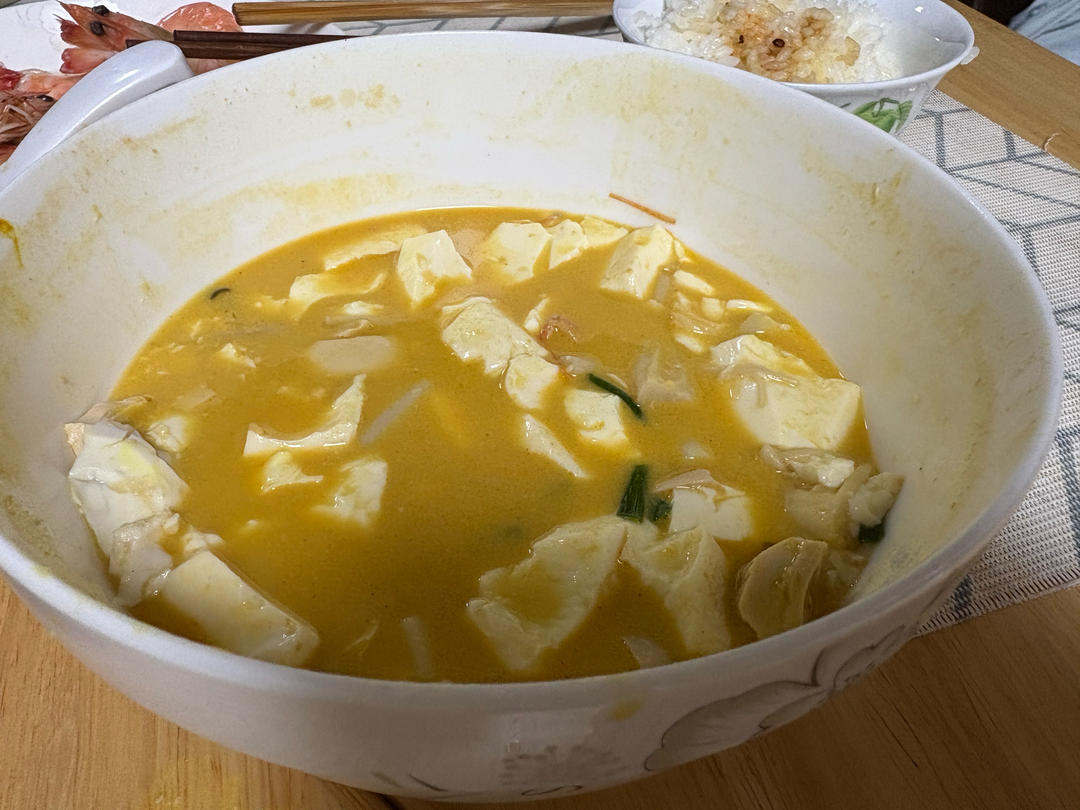 鲜掉眉毛！咸蛋黄鲜虾豆腐｜天冷煮一锅，暖胃又舒心