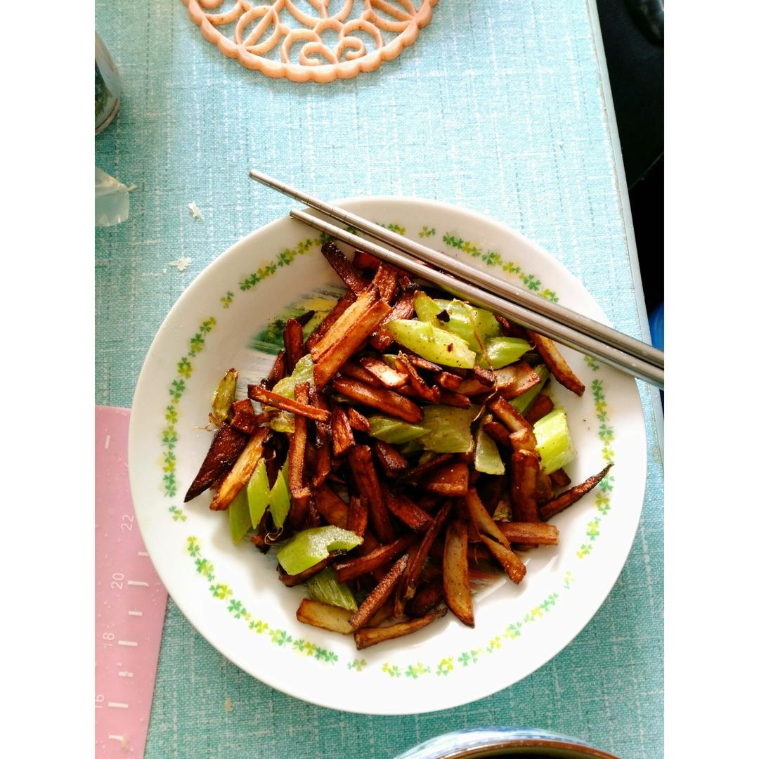 土豆炒芹菜