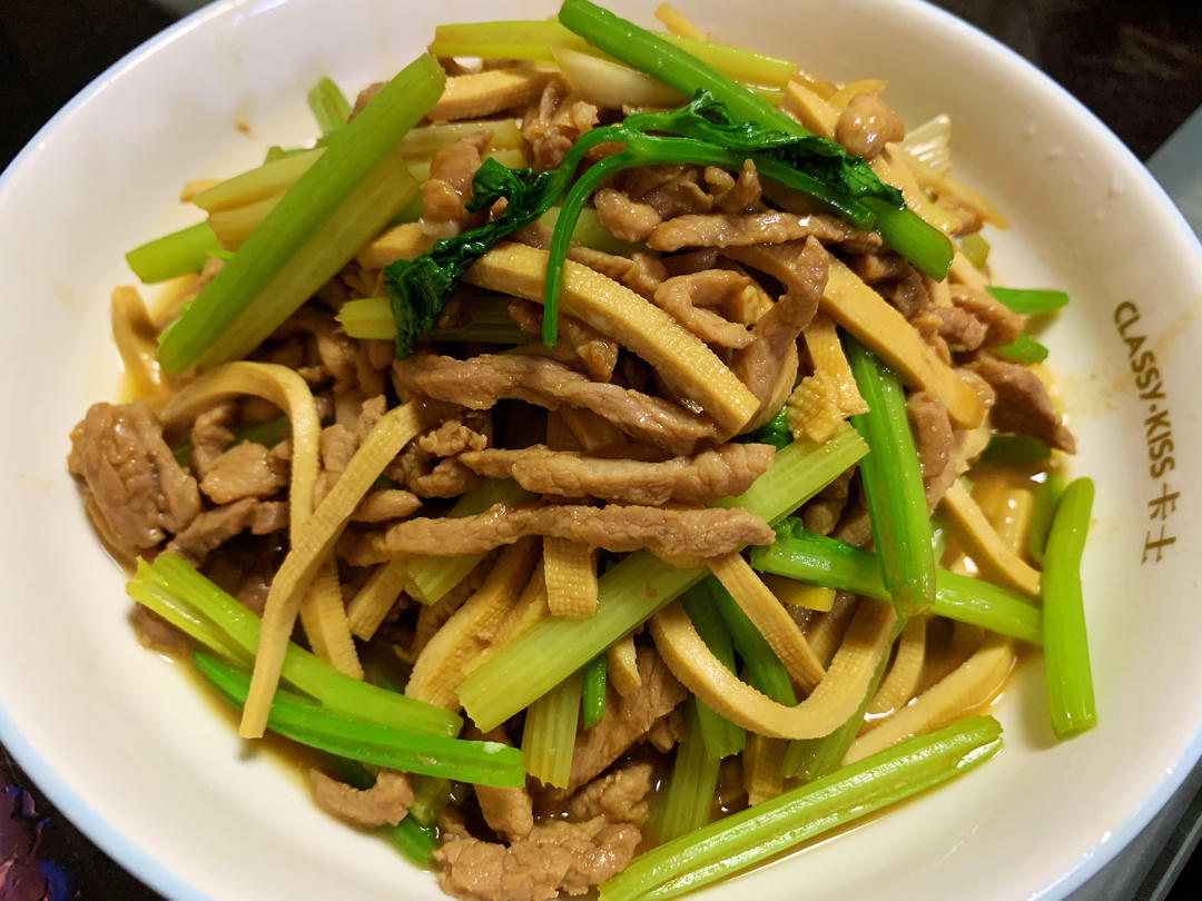 一盘秒光的芹菜香干炒肉丝