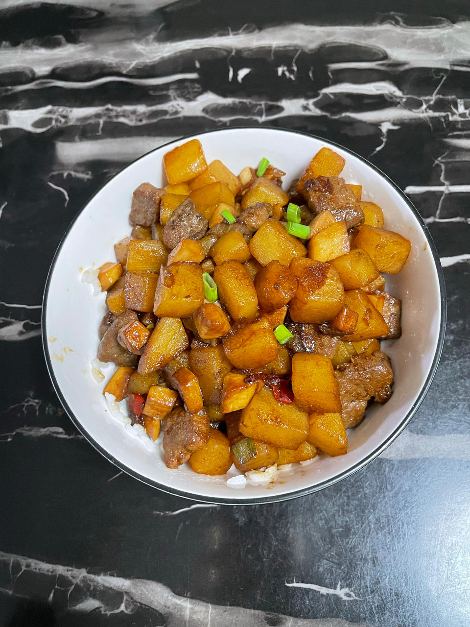 酱汁浓郁，好吃到舔盘的红烧土豆盖浇饭～