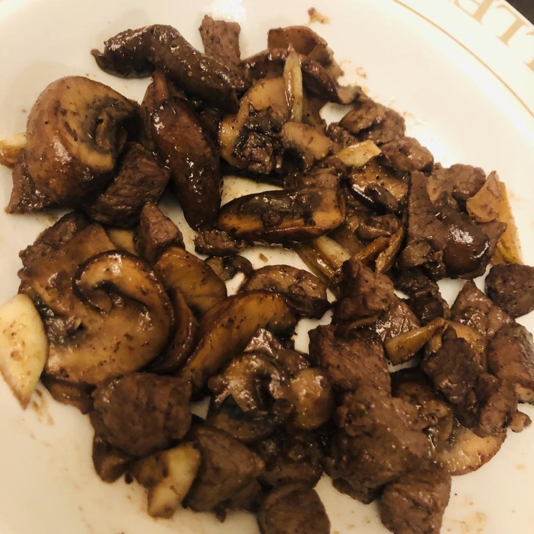 牛肉粒炒蘑菇