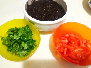连小朋友都赞不绝口的西红柿紫菜暖胃蛋花汤的做法 步骤1