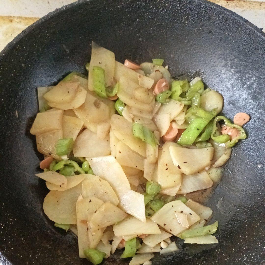经典下饭神器———青椒火腿炒土豆片