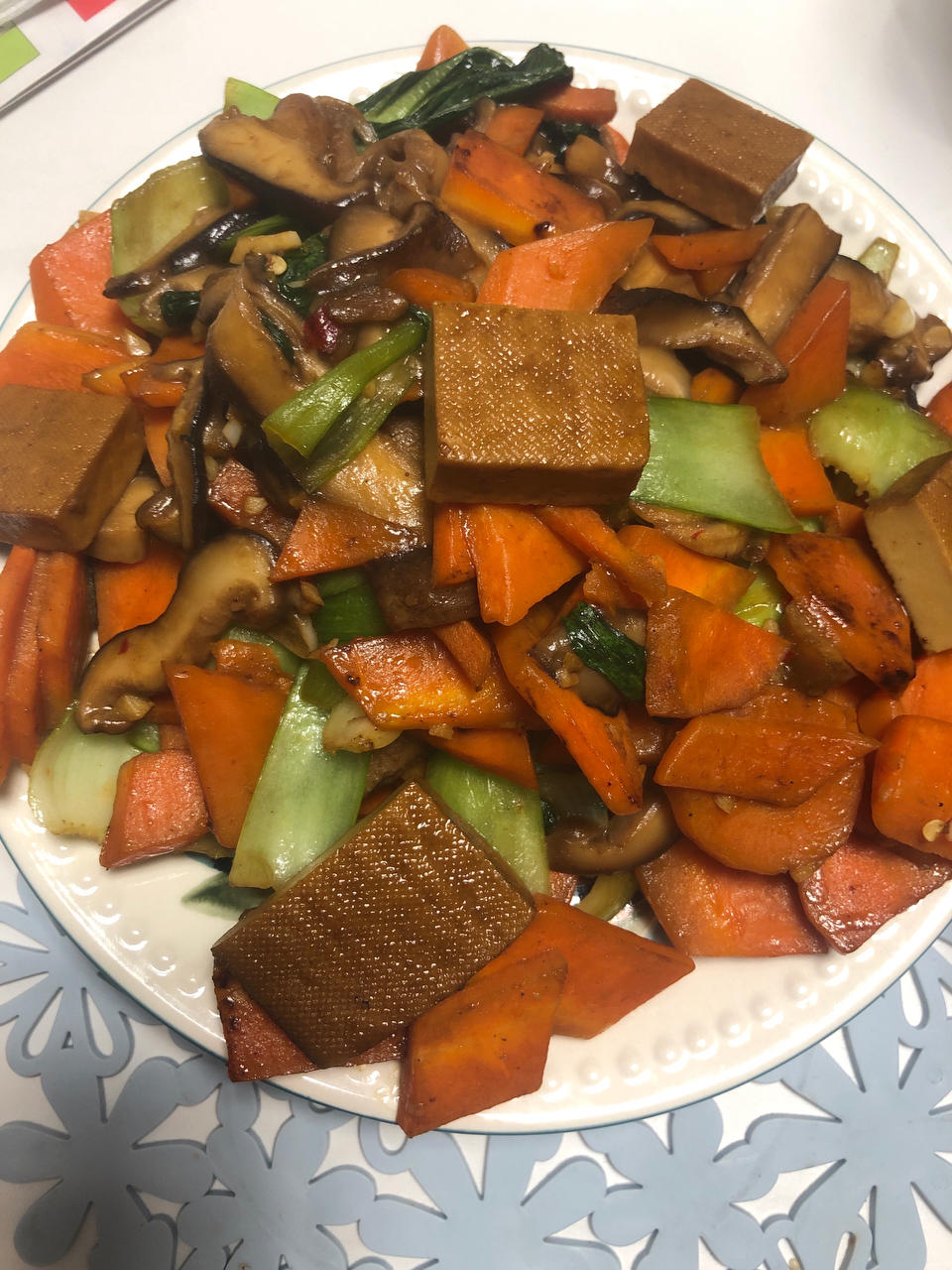 好看的胡萝卜油菜炒香菇