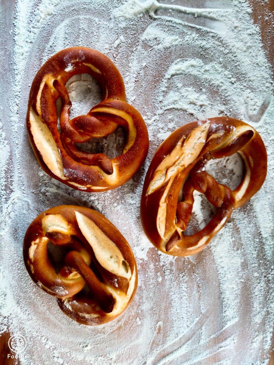 🥨黑麦碱水包Brezel🥨（小苏打版）