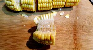 【巧剥新鲜玉米粒】的做法 步骤3