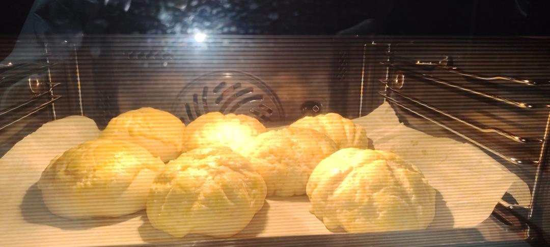 好吃到炸裂的港式菠萝包（附带制作酥皮的小视频）