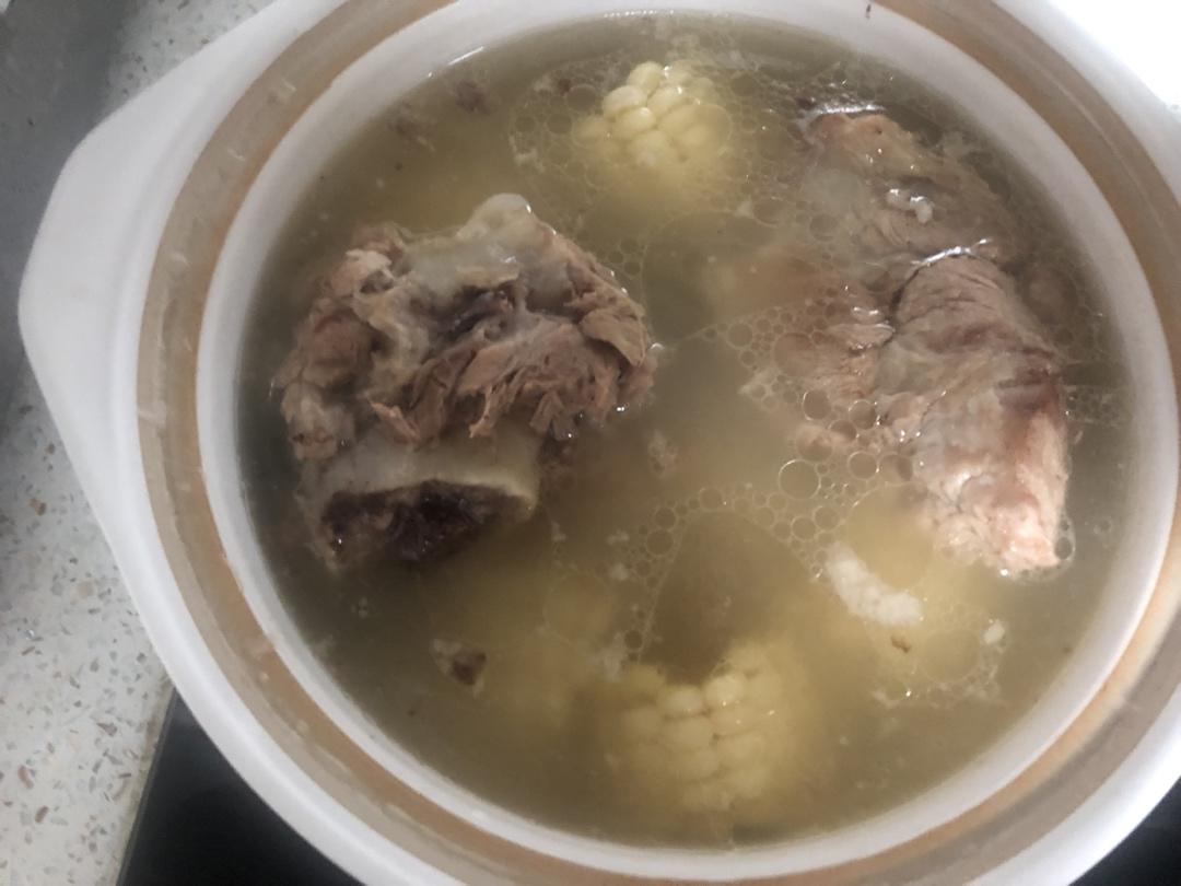 玉米胡萝卜炖大骨头汤