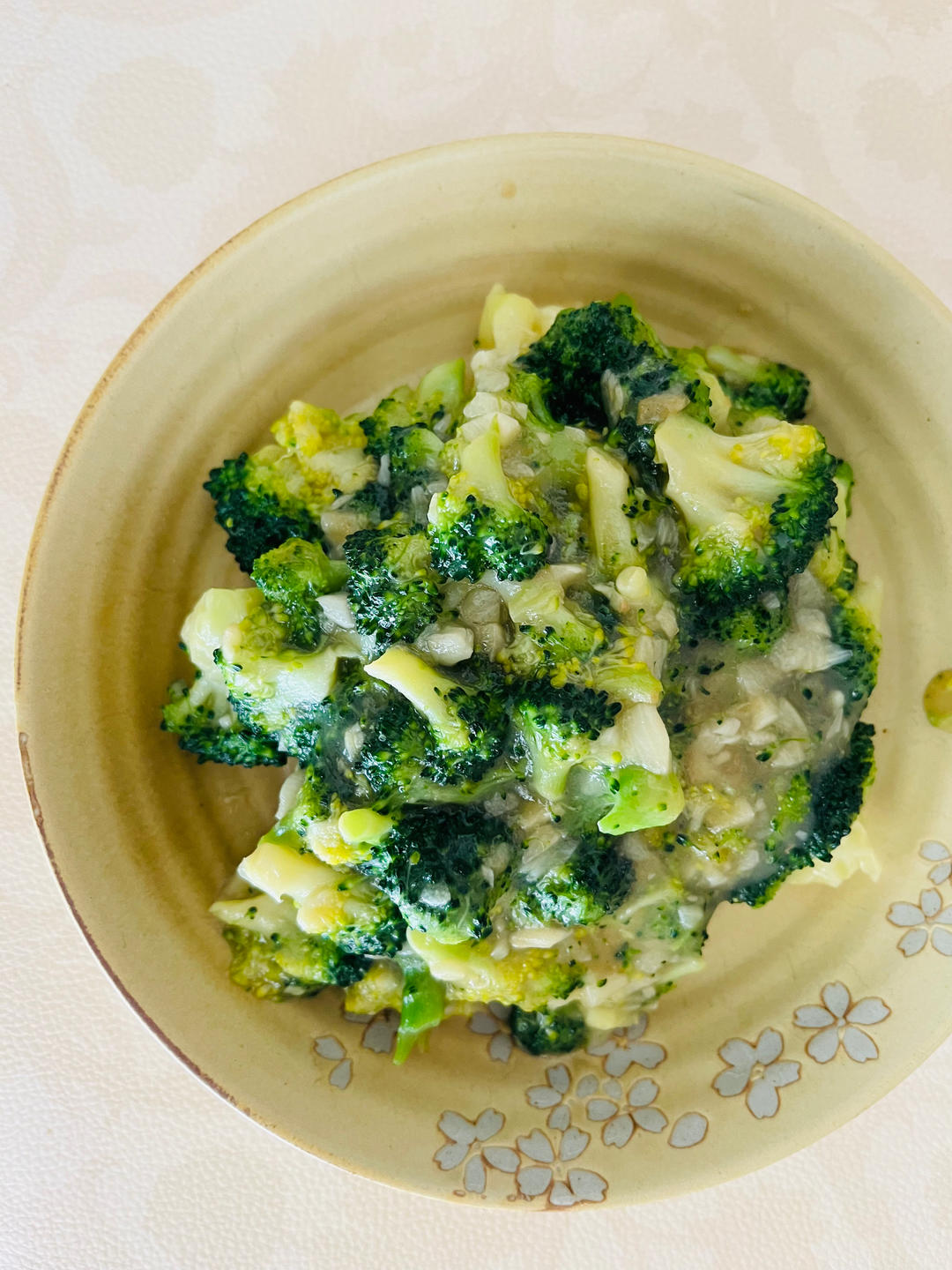 好吃到爆的耗油蒜蓉西兰花(从不修图，喜欢请关注)