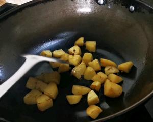 香肠土豆砂锅焖饭（煲仔饭）的做法 步骤2