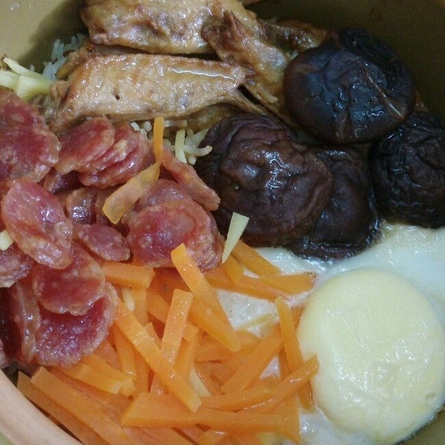 传统腊肠煲仔饭