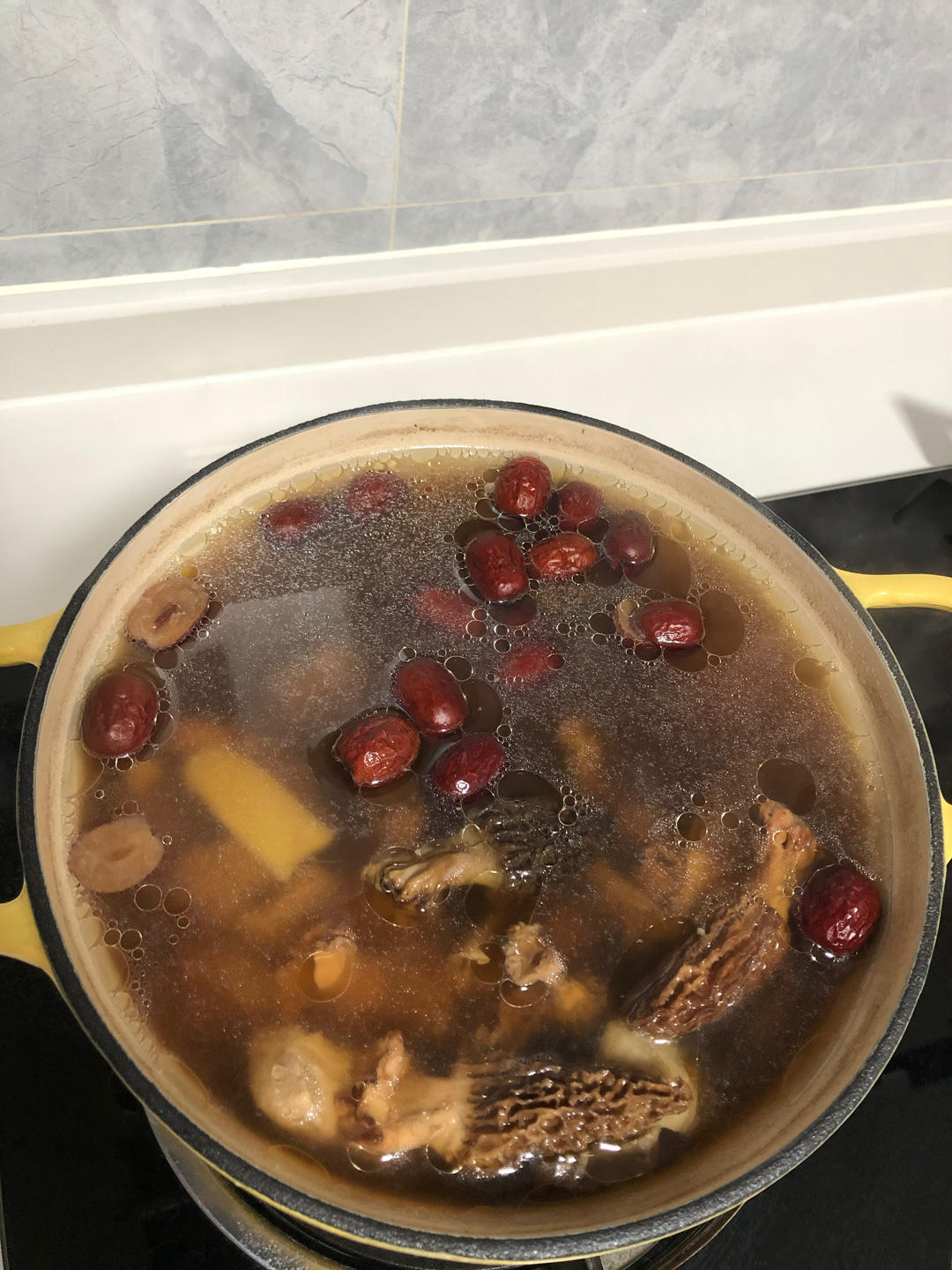 羊肚菌煲鸡汤