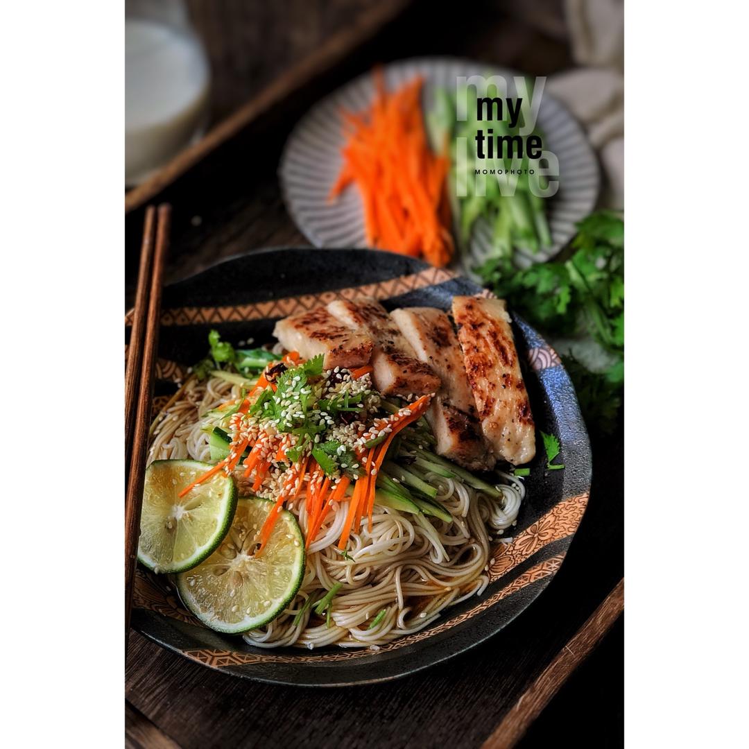 想不好吃都难的——酸甜清爽青柠鸡胸肉凉面！gif小动图