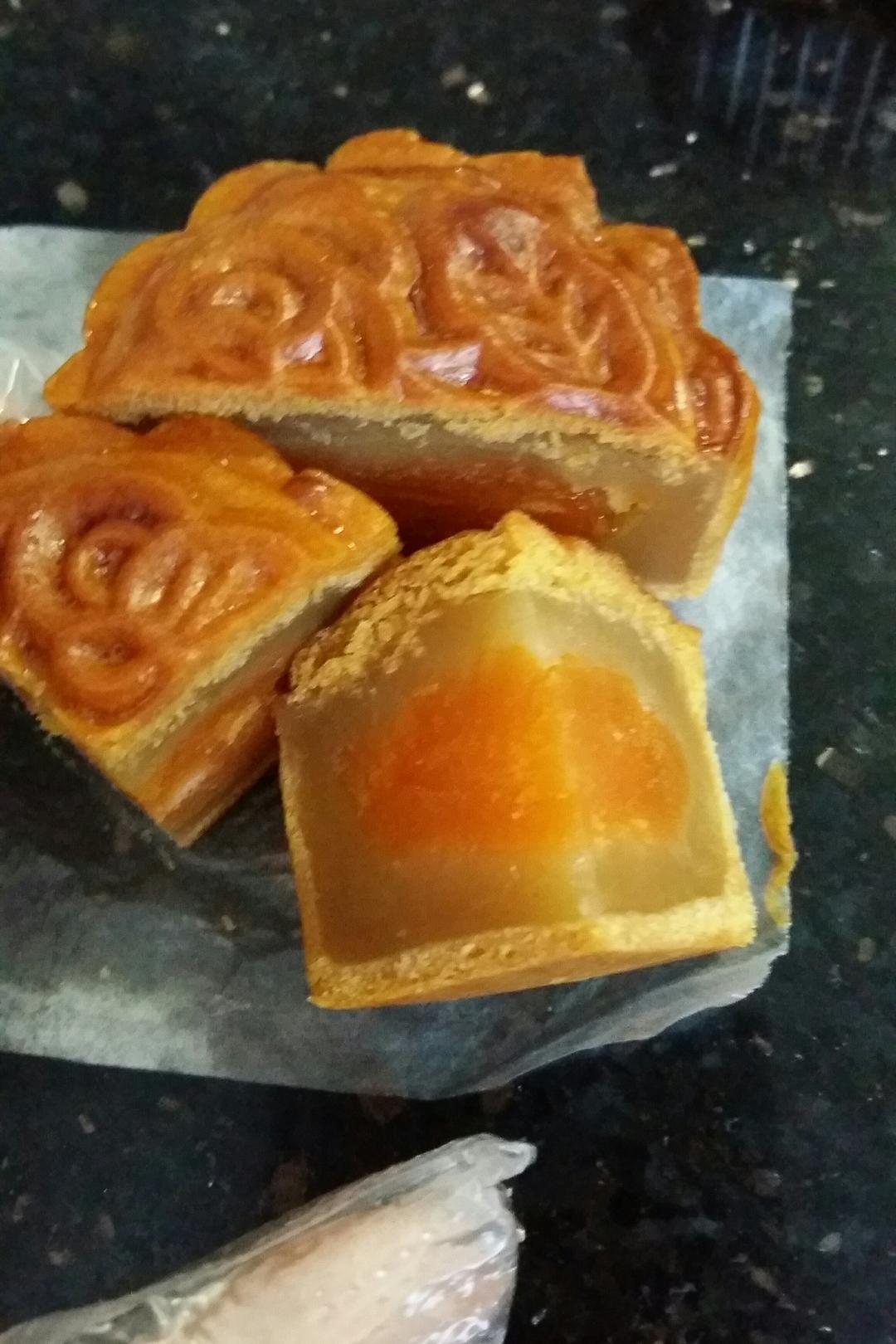 广式月饼—蛋黄莲蓉月饼