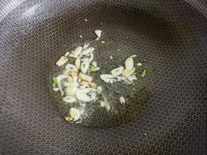 杂菌汤(冬日暖暖快手菌菇汤，热乎乎减脂餐)的做法 步骤2