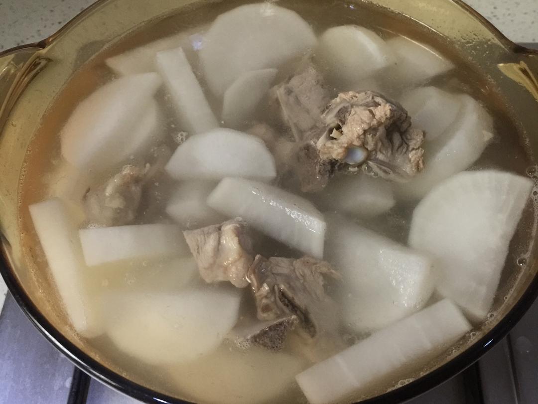 家常萝卜小排汤的做法