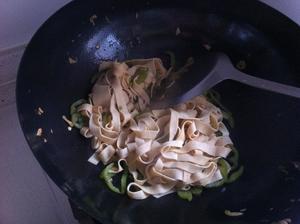 尖椒豆腐皮的做法 步骤6
