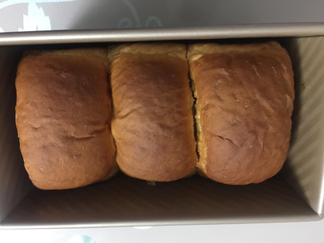 用烤箱自己做面包--手工牛奶吐司面包