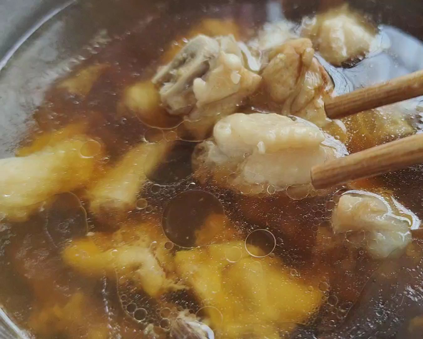 肉嫩汤鲜的茶树菇蒸鸡的做法 步骤7
