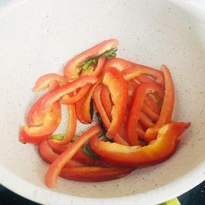 #暖暖家#高颜值快手减脂菜之红椒豆芽的做法 步骤4