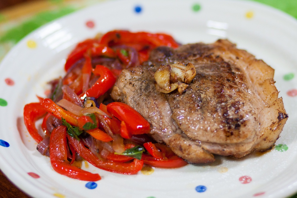 香煎猪排配甜酸灯笼椒