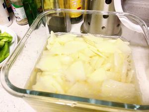 柿子椒炒土豆片的做法 步骤2