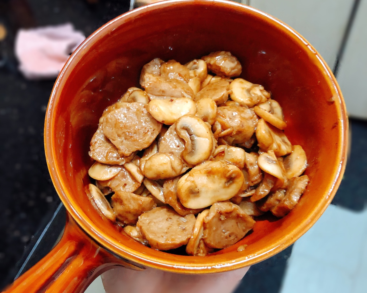 快手白蘑菇炒肉丸片的做法