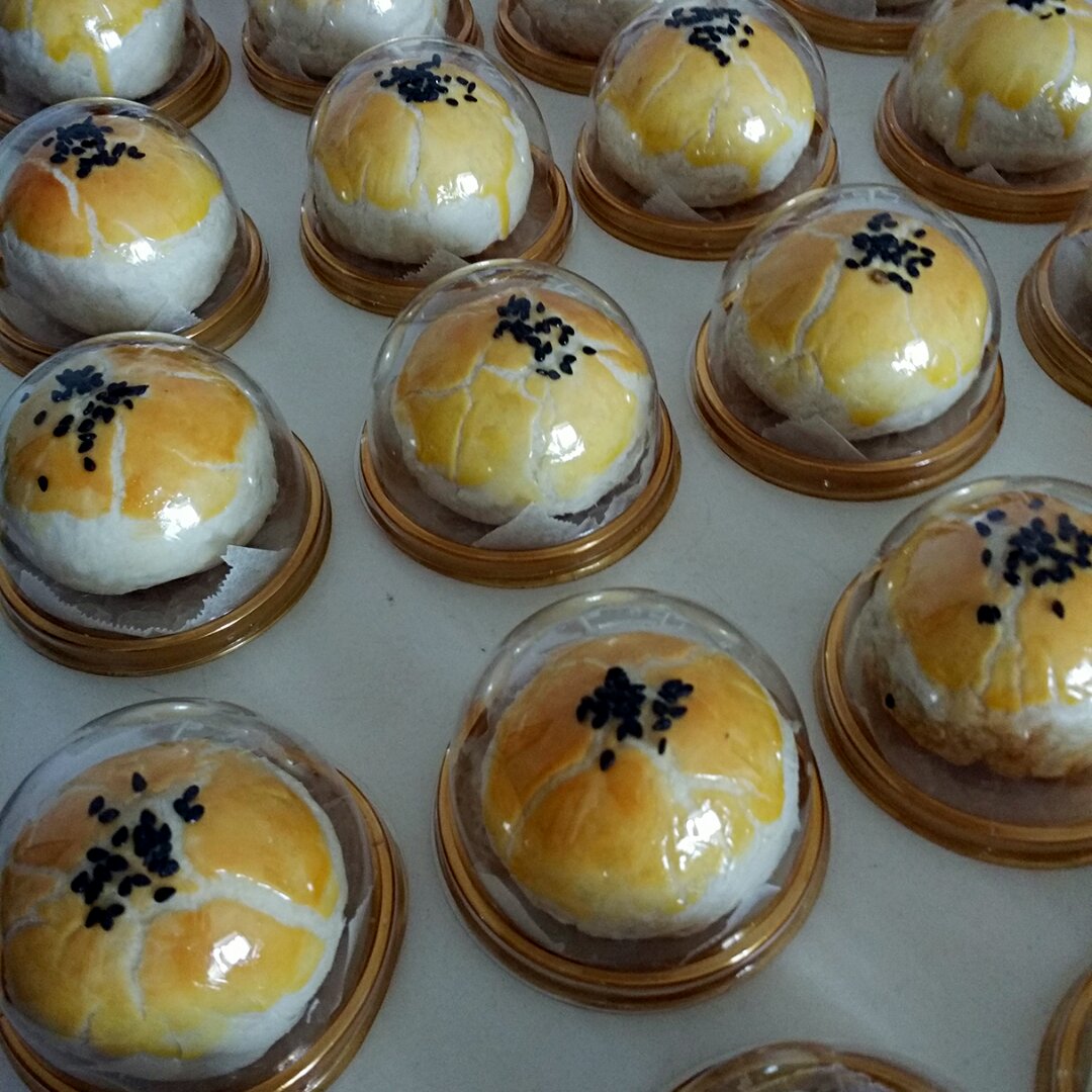 蛋黄酥 Danhuangsu
