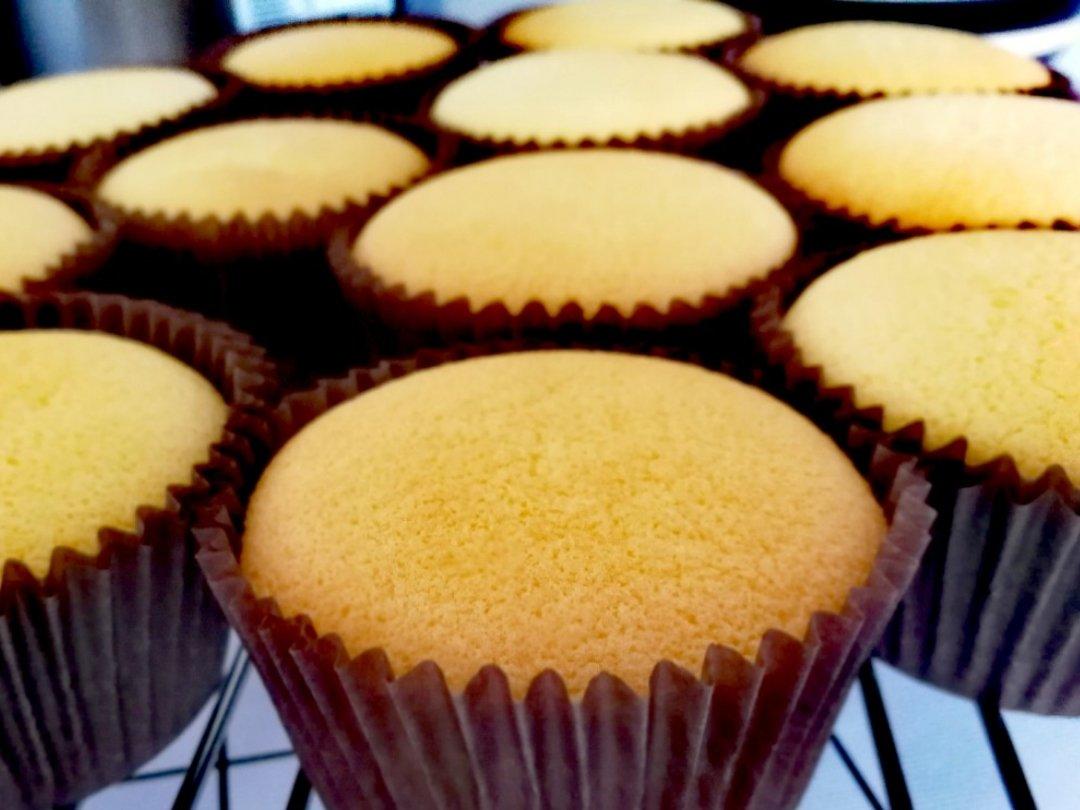 全蛋法打发原味海绵杯子蛋糕