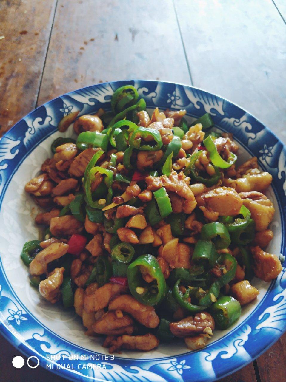 厨师长教你：“青椒炒鸡丁”的家常做法，开胃又下饭，味道很赞