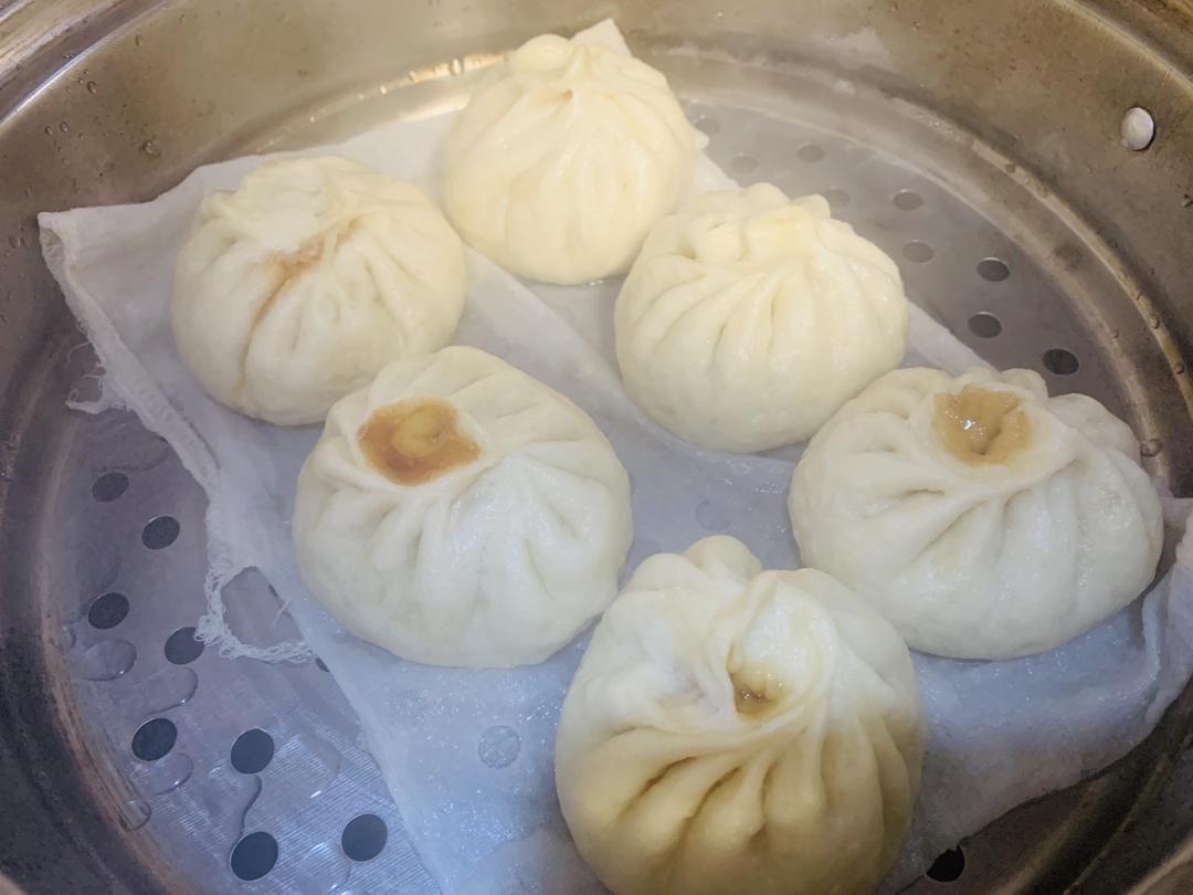松软多汁的肉包子