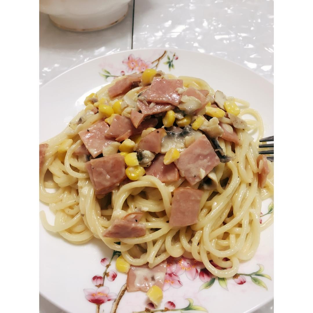 白蘑菇奶油培根意面