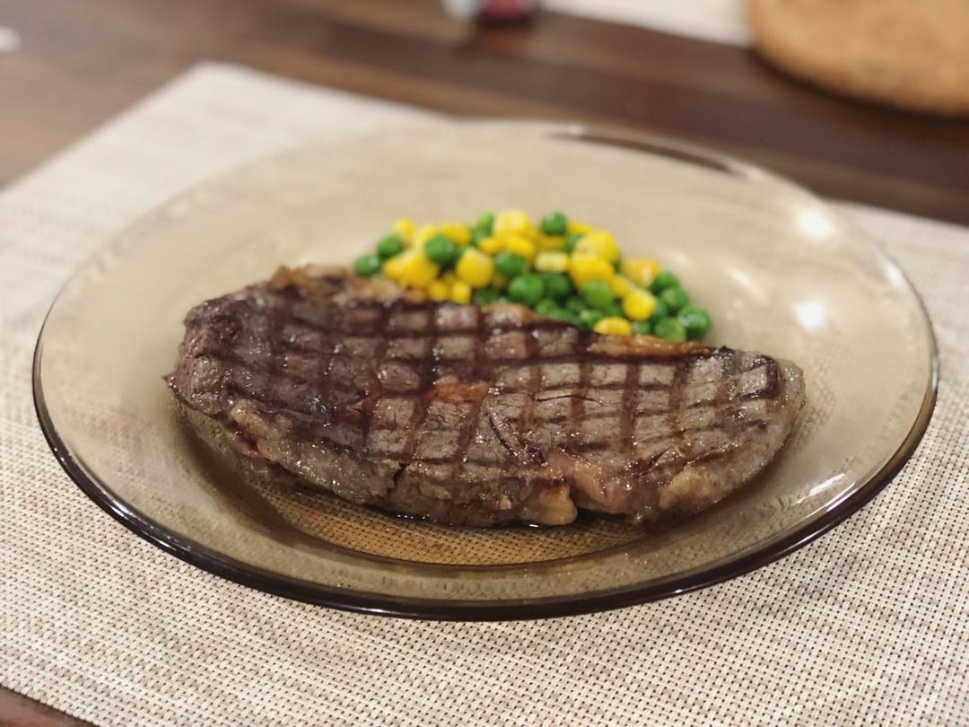 四分钟煎好一块鲜嫩多汁的牛排