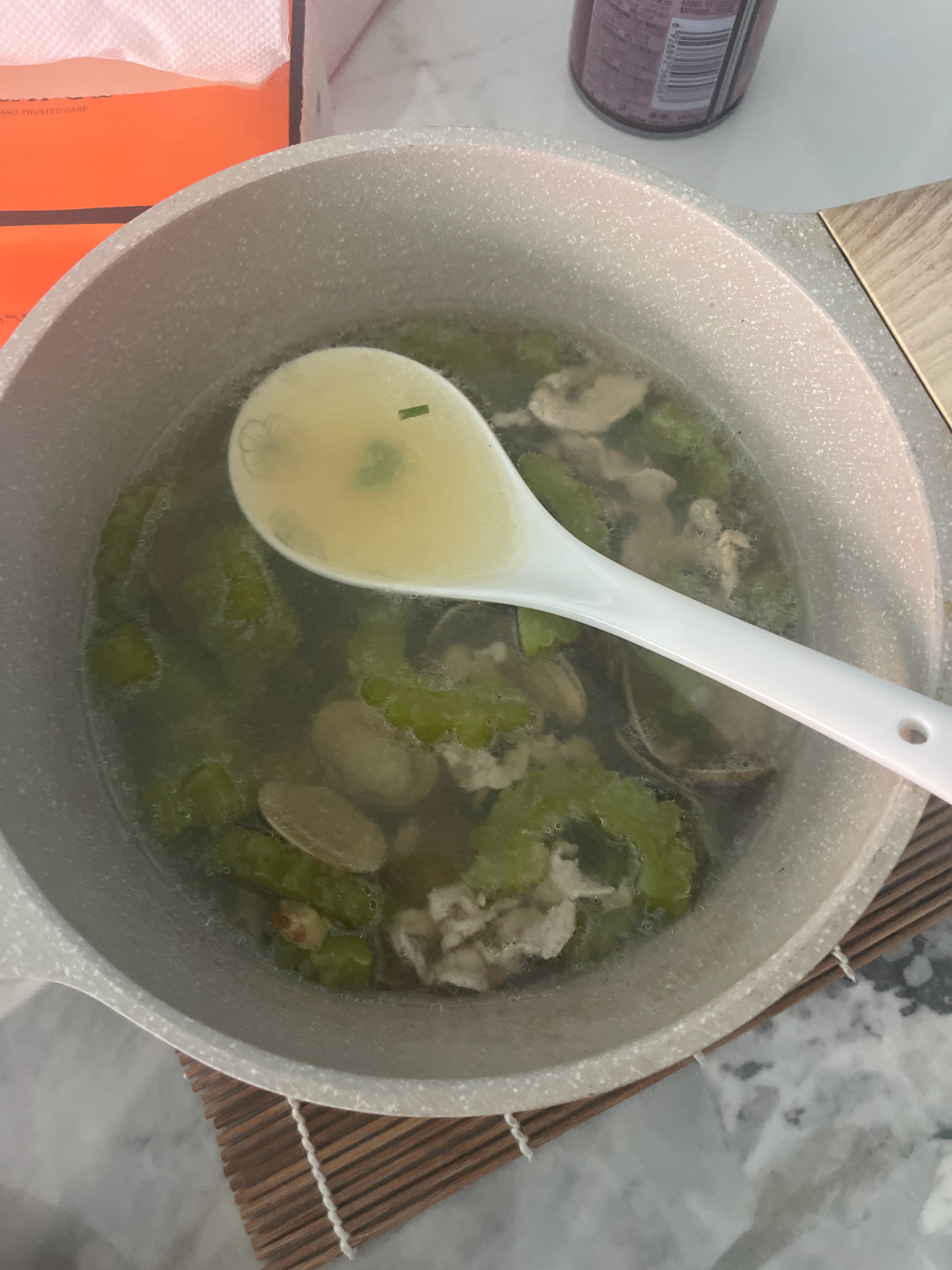 花甲苦瓜汤🍲靓汤不用老火 快手鲜味满口回甘 特别适合上班一族！