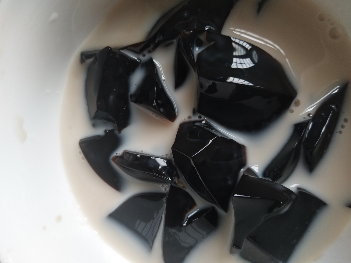 自制黑凉粉配奶茶的做法
