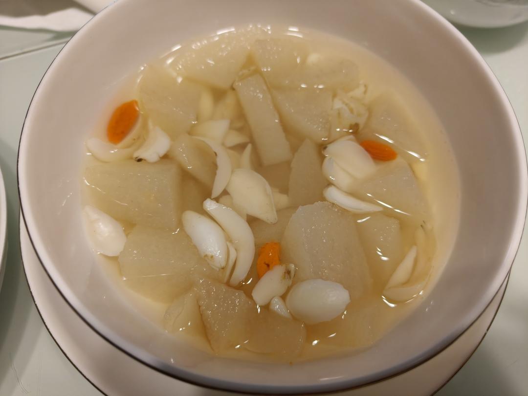 雪芙煮鱼做的百合雪梨汤去燥润肺化痰止咳