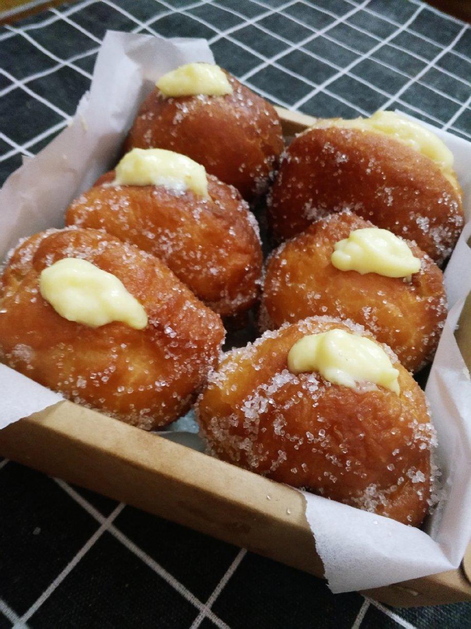 好吃到哭泣的甜甜圈VANILLA CREAM-FILLED DOUGHNUTS